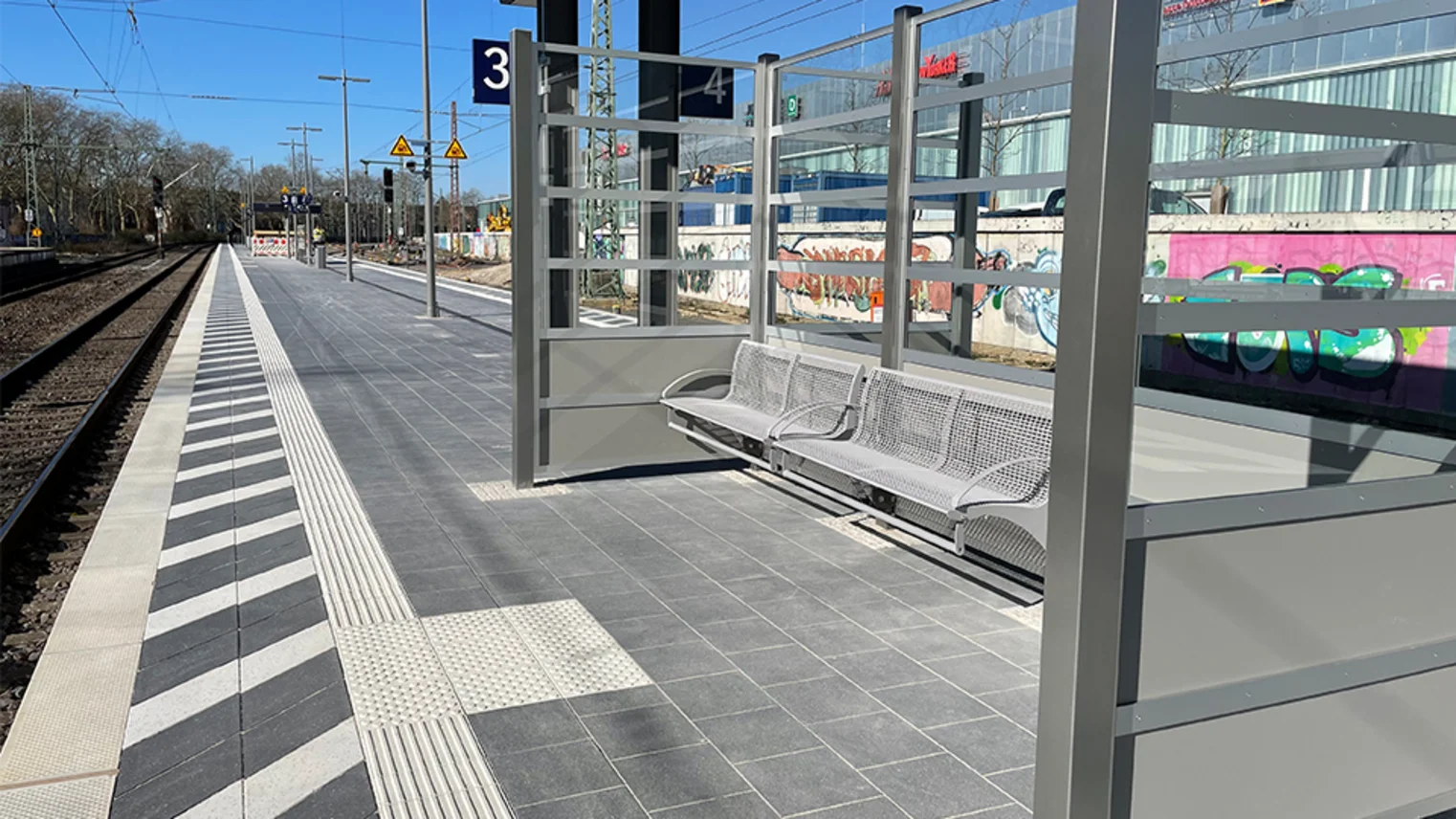 Wartebereich mit Sitzgelegenheiten, taktiles Leitsystem