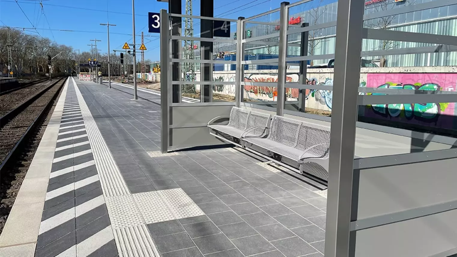 Wartebereich mit Sitzgelegenheiten, taktiles Leitsystem