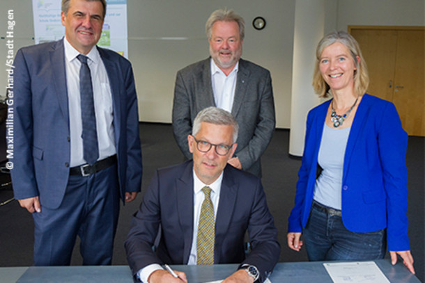 Hagens Oberbürgermeister Erik O. Schulz unterzeichnet den Rahmenvertrag. 