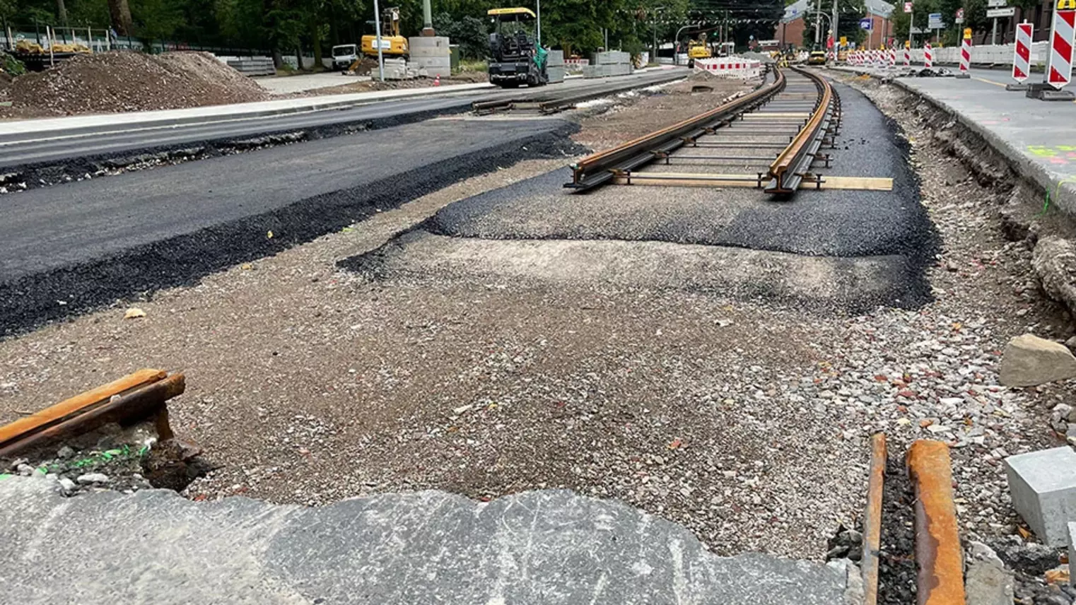 Neubau Haltestelle Brückelstraße: Im Vordergrund sind alte Gleise zu sehen, im Hintergrund neue Gleise auf neuem Asphalt