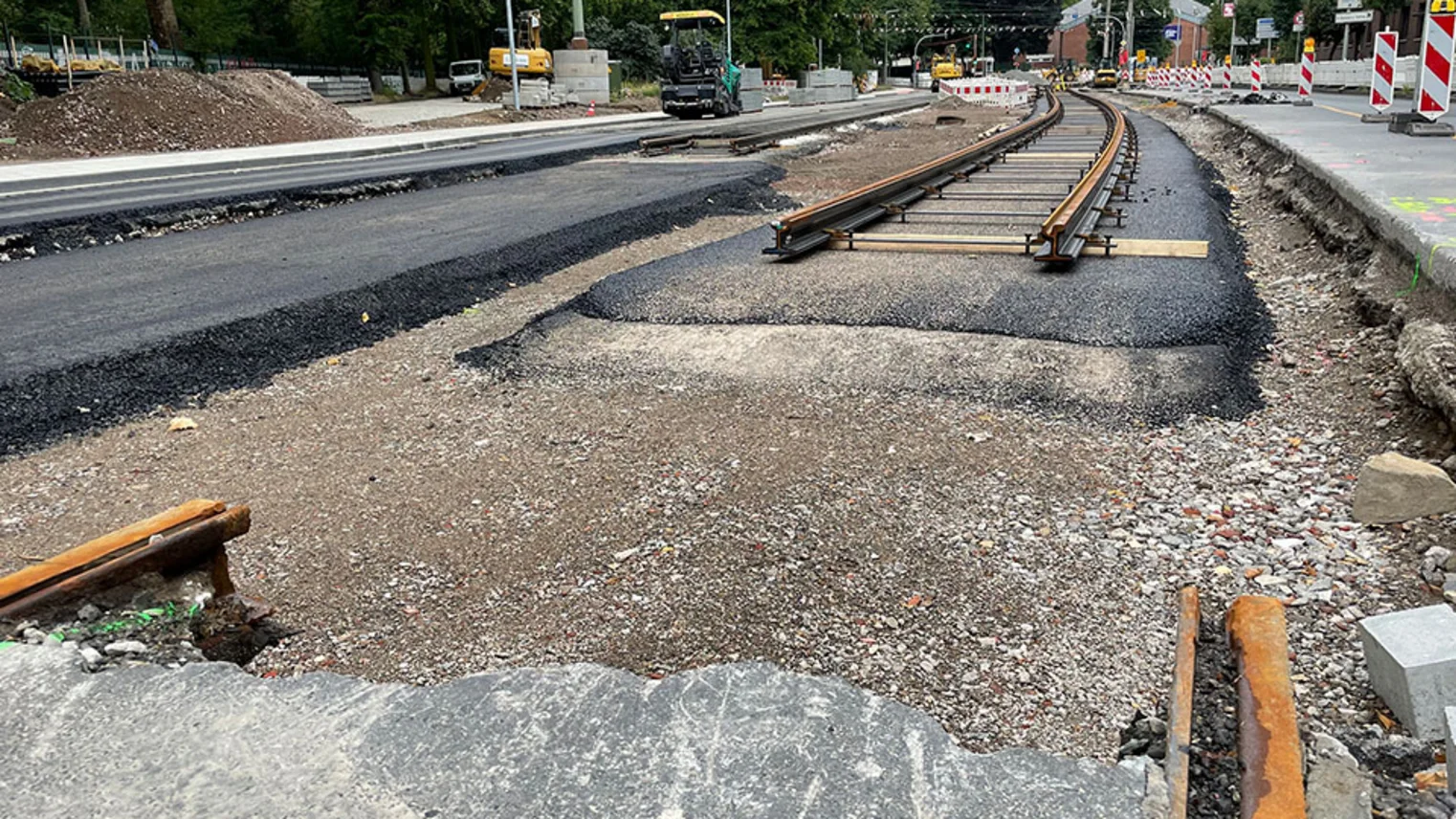 Neubau Haltestelle Brückelstraße: Im Vordergrund sind alte Gleise zu sehen, im Hintergrund neue Gleise auf neuem Asphalt