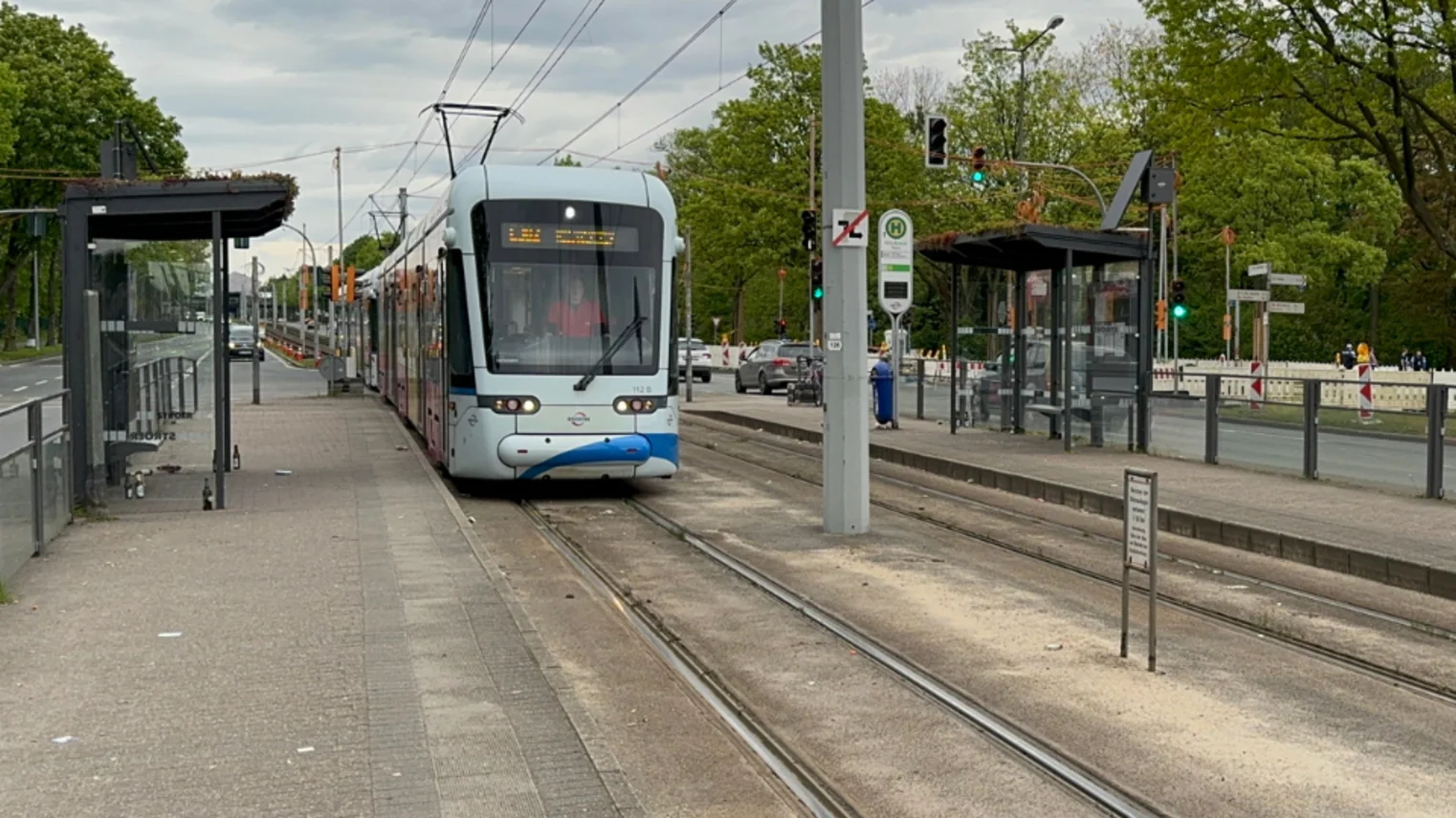 Eine Straßenbahn an einer Haltestelle