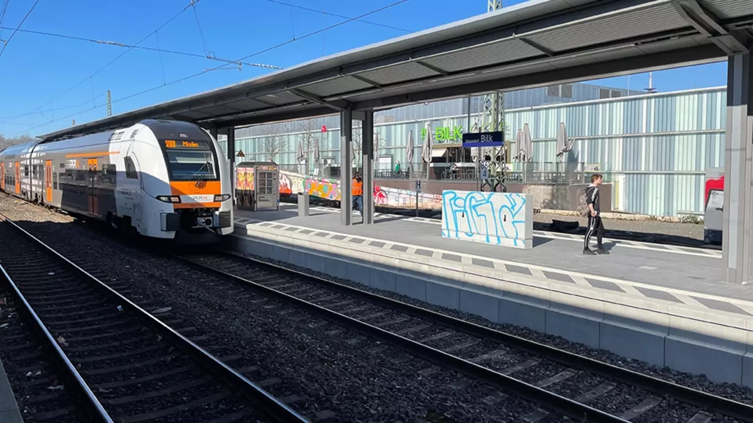 Der neue Regionalbahnsteig mit RRX-Zug