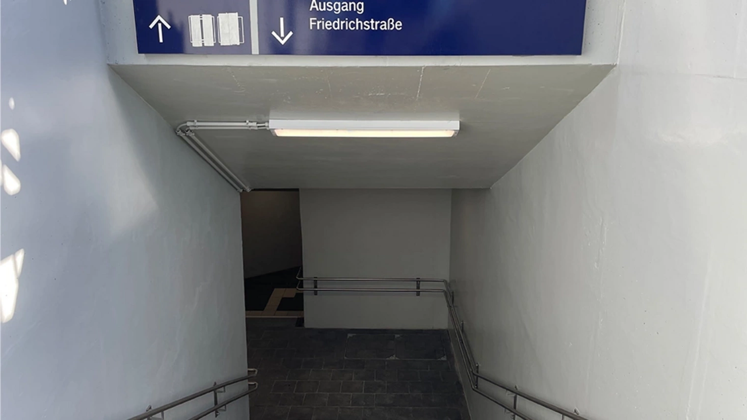 Treppenabgang in die Personenunterführung