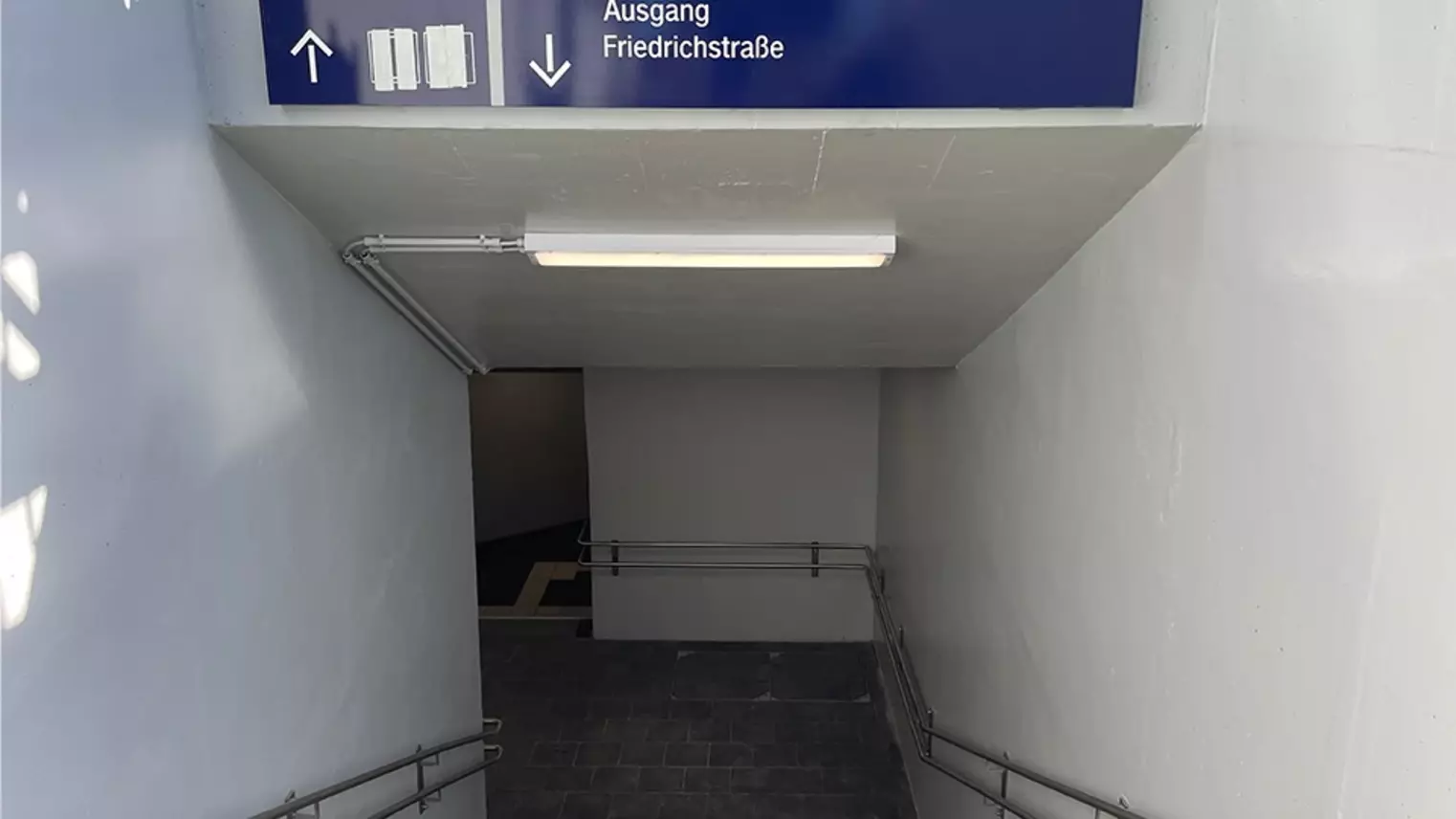 Treppenabgang in die Personenunterführung