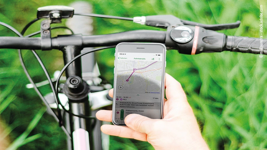 Eine Person schaut auf das Radrouting in ihrem Smartphone