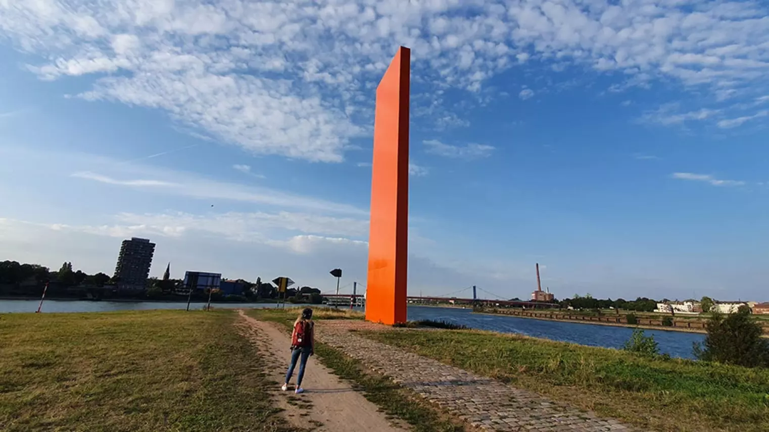 Frau steht vor der Rheinorange in Duisburg