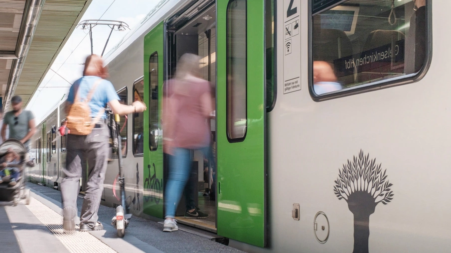 Fahrgäste steigen in eine S-Bahn ein.