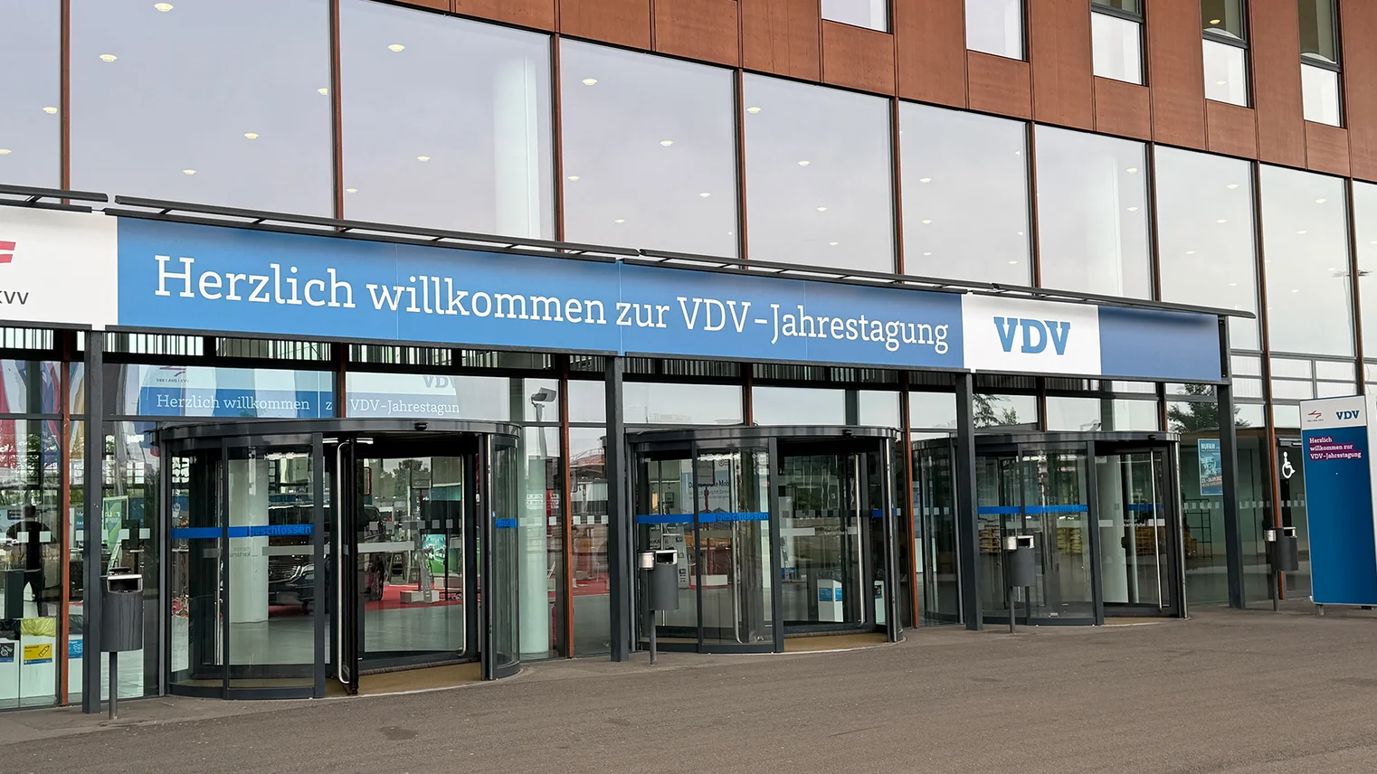 © VRR VDV-Jahrestagung 2026: Blick auf den Eingang der Messe Karlsruhe und einen Schriftzug "Herzlich willkommen zur VDV-Jahrestagung"