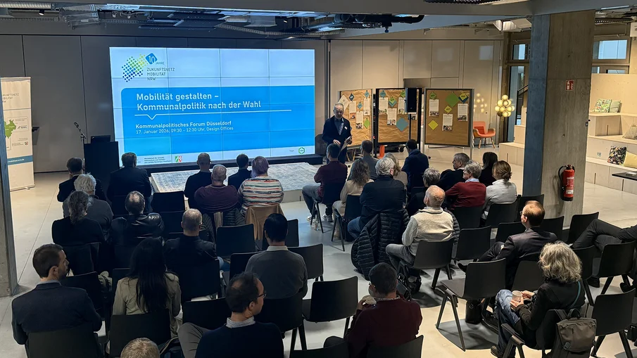 Kommunalpolitisches Forum Düsseldorf: Blick auf Auditorium und Bühne