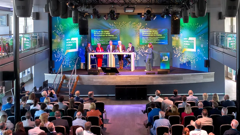 Blick auf die Bühne des NRW-Mobilitätsforums 2026 in Köln