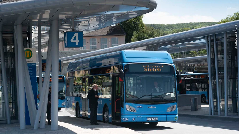 Ein Wasserstoffbus an einer Haltestelle