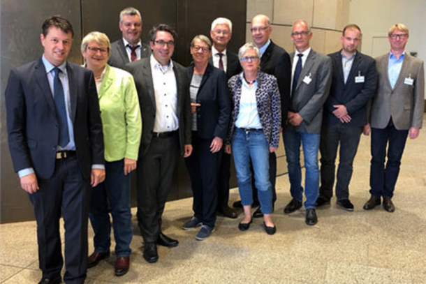 Auf dem Foto (v.l.n.r.): Stephan Haupt MdL; Britta Oellers MdL; VRR-Vorstandssprecher Ronald R.F. Lünser; Stefan Rouenhoff MdB; Dr. Barbara Hendricks MdB; Landrat Wolfgang Spreen; Margret Voßeler-Deppe MdL; NRW-Konzernbevollmächtigter der DB AG, Werner Lübberink; Reiner Krieger und Lukas Joost, DB Netz AG; Hartmut Körbs, Geschäftsführer und Eisenbahnbetriebsleiter der NordWestBahn GmbH; es fehlt Dietmar Brockes MdL
