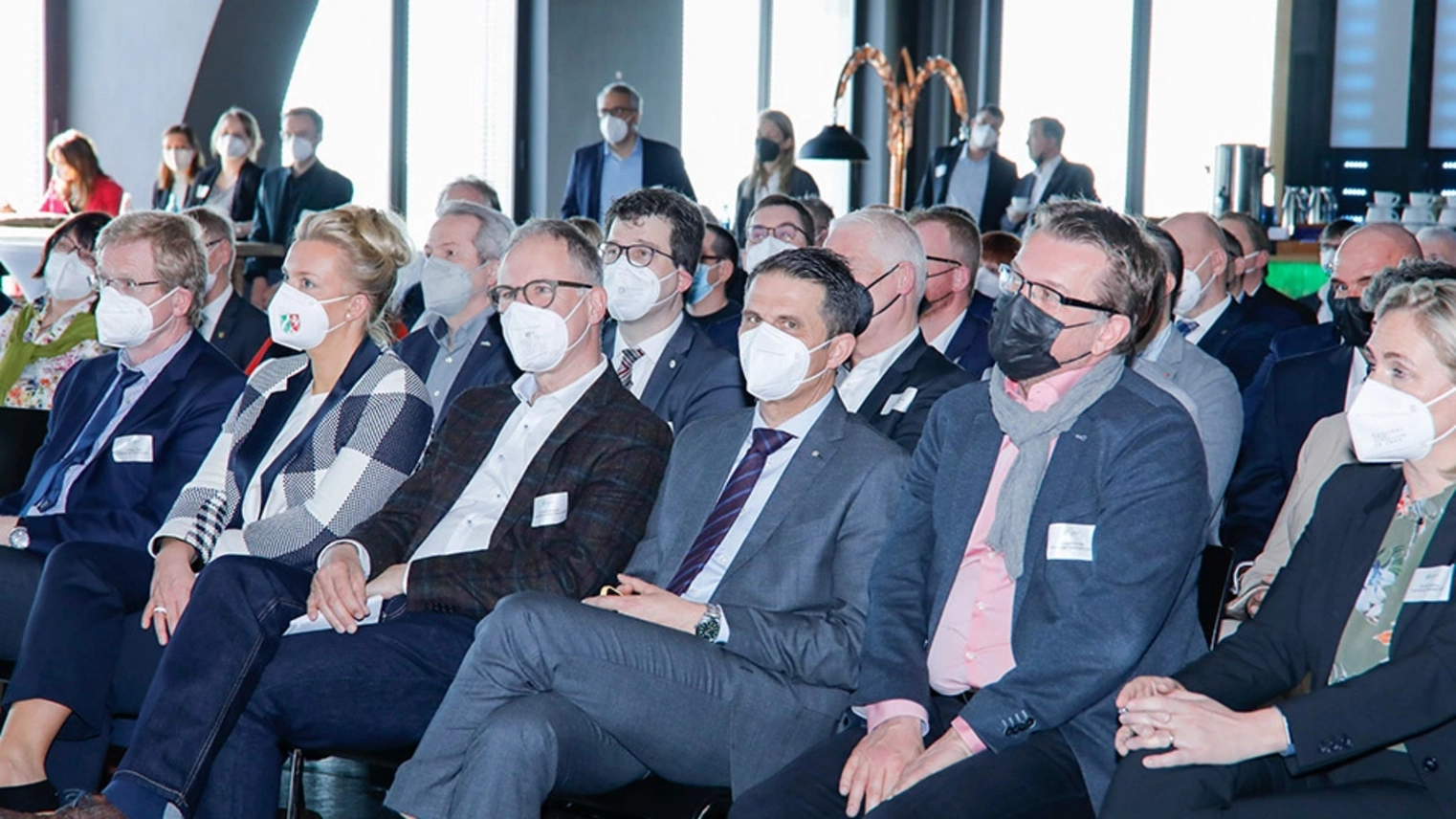 Eine Gruppe von Menschen im Saal sitzend