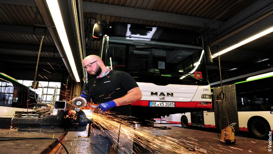Benedikt Berger arbeitet in der Werkstatt mit einer Flex