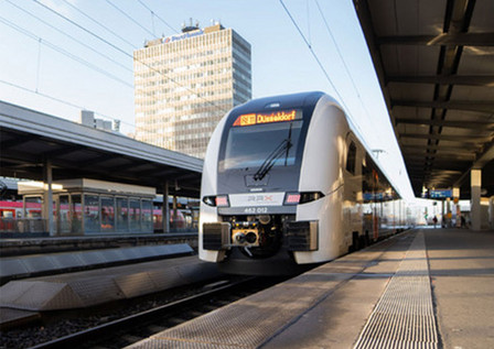 Ein Rhein-Ruhr-Express am Bahnsteig