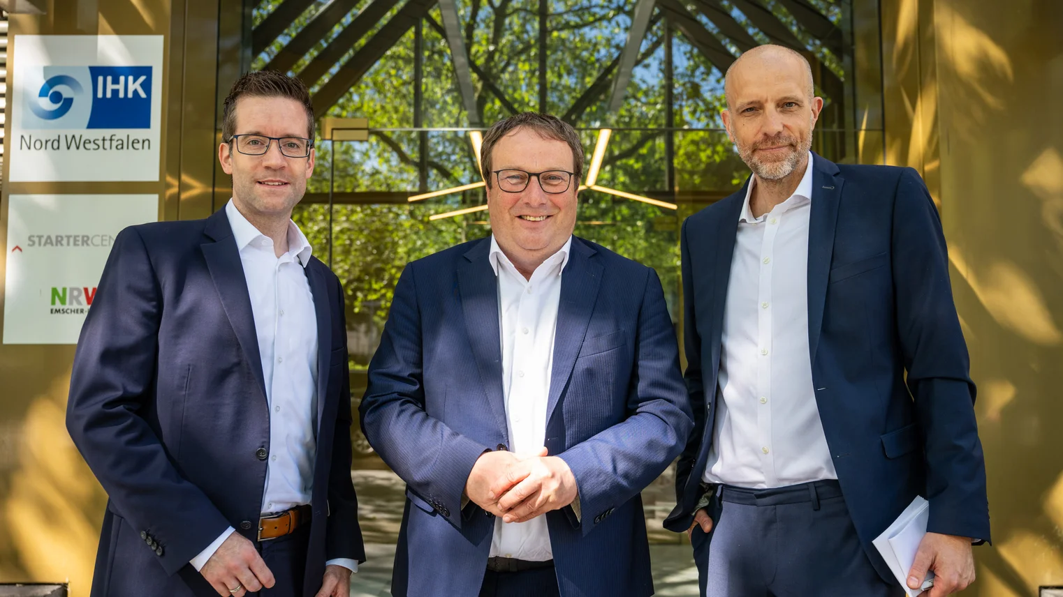 © Pöhnert / IHK Nord Westfalen Sven Wolf, Oliver Krischer und Kilian Schäfer lächeln in die Kamera