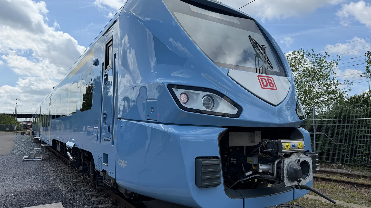 © VRR Vorstellung der BEMU-Fahrzeuge von CAF: der Zug von schräg vorne
