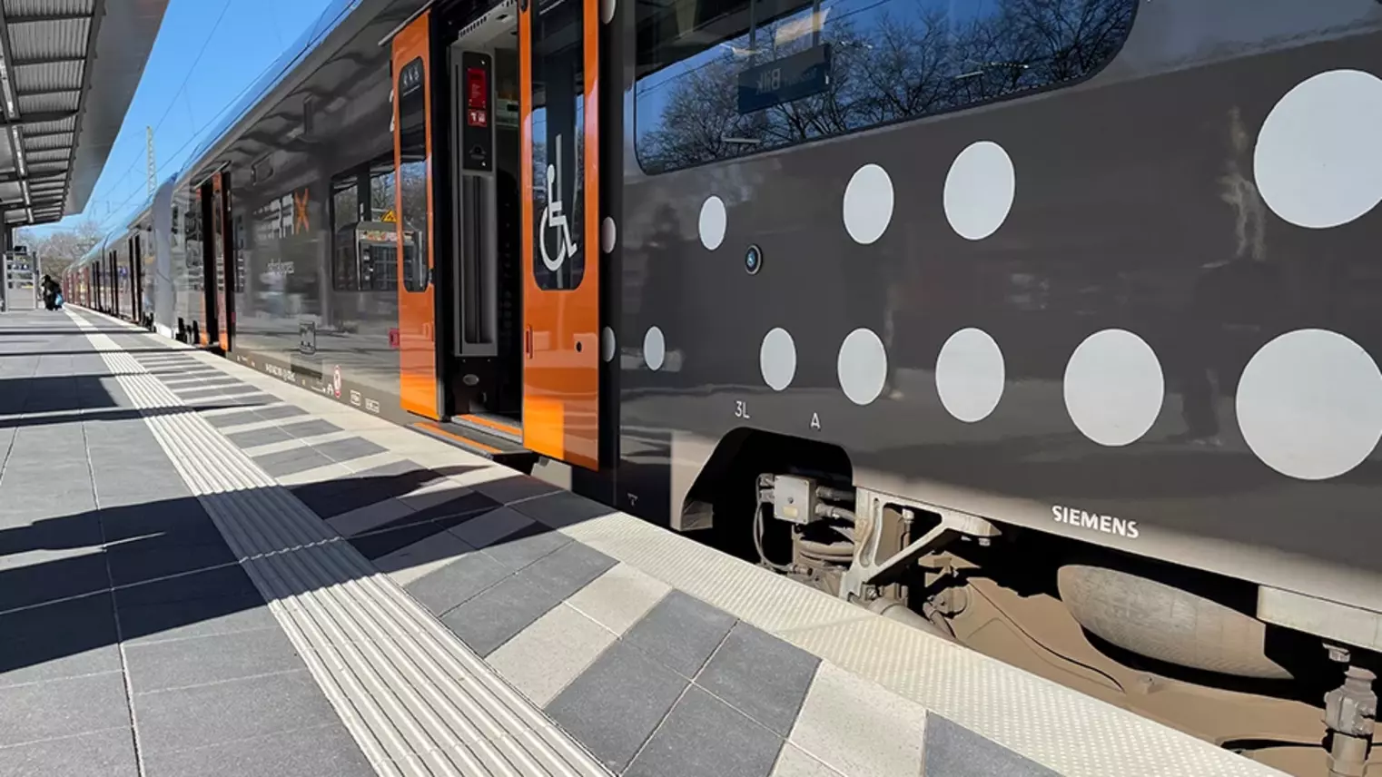 RRX-Zug mit geöffneter Tür am neuen Regionalbahnsteig