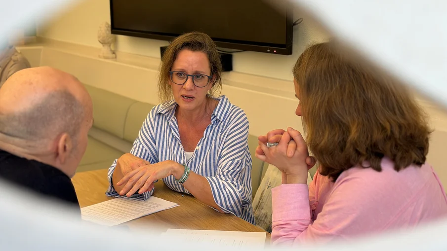 Interview Kooperation Solingen: Oliver Suhre, Leiter Verkehrsmanagement Vertrieb der Verkehrsbetriebe Solingen, Katja Scheidtweiler, Betriebsratsvorsitzende des Klinikums Solingen, Wibke Hinz, PR- und Onlineredakteurin des VRR (v. l. n. r.)