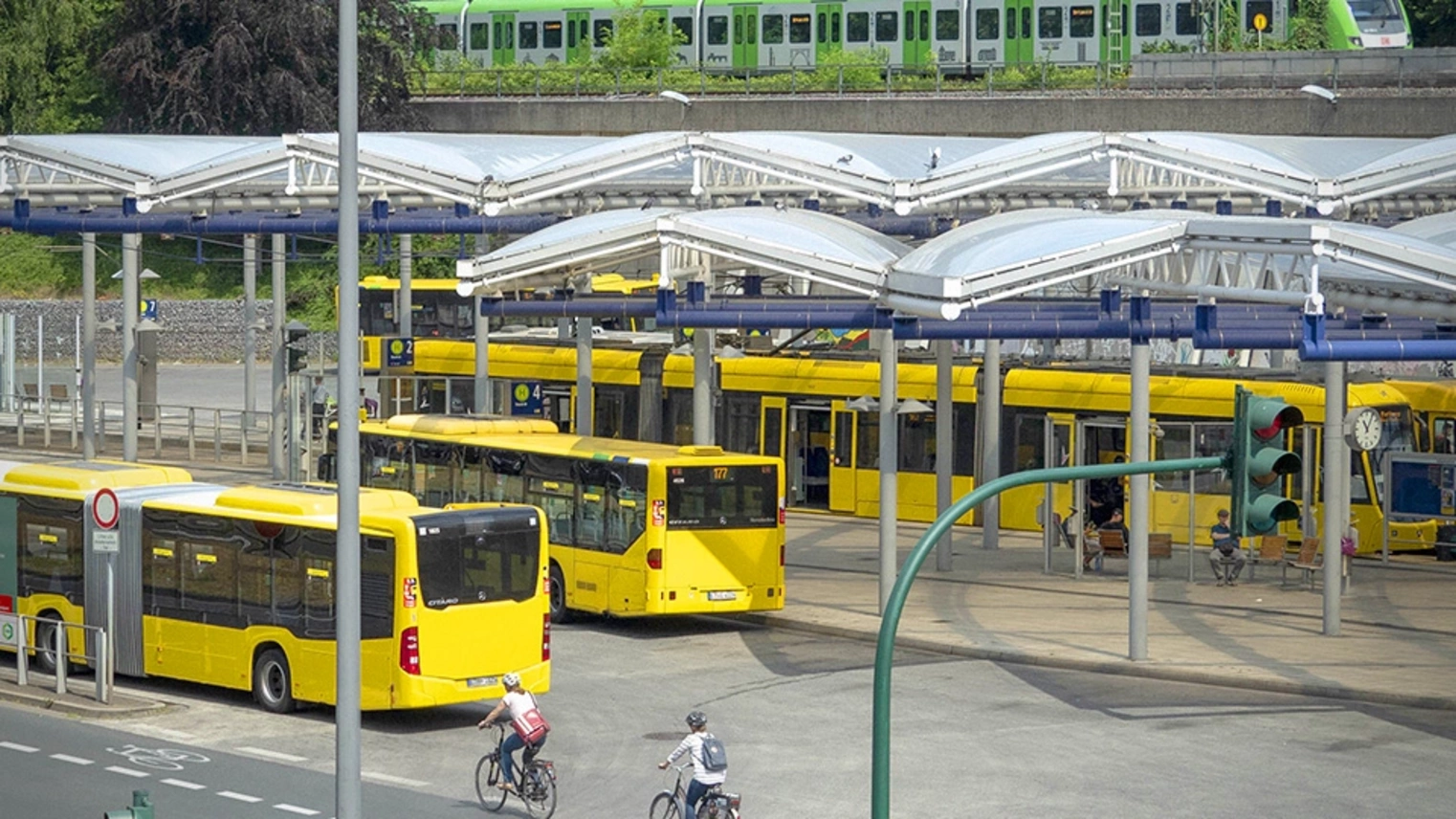 Ein Busbahnhof - im Hintergrund sieht man die S-Bahn Rhein-Ruhr