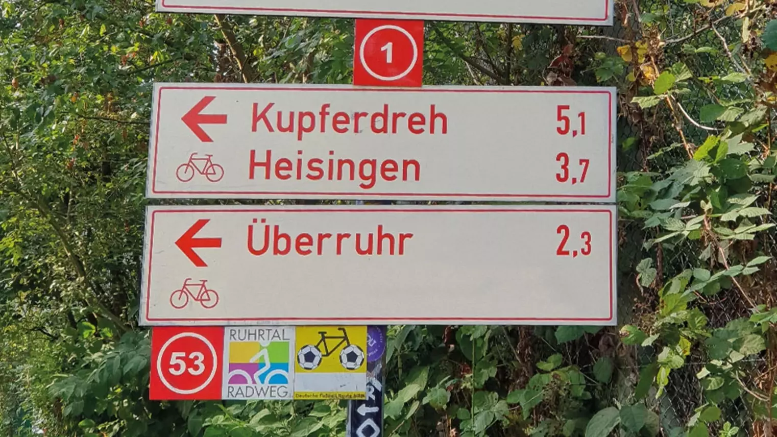 Pfeilwegweiser mit dem RuhrtalRadweg-Logo