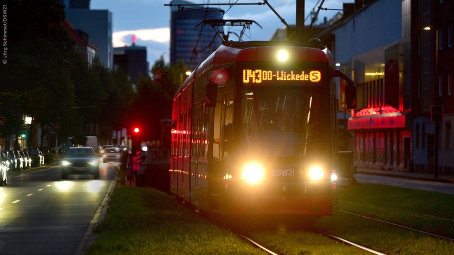 Die U43 der DSW21 in der Abenddämmerung