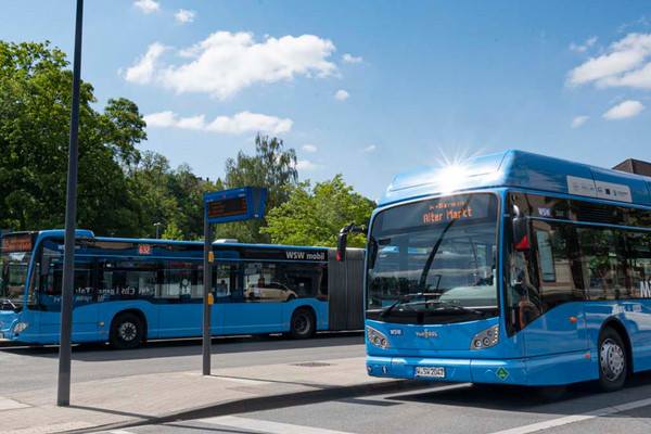 Ein blauer Wasserstoffbus steht an der Haltestelle