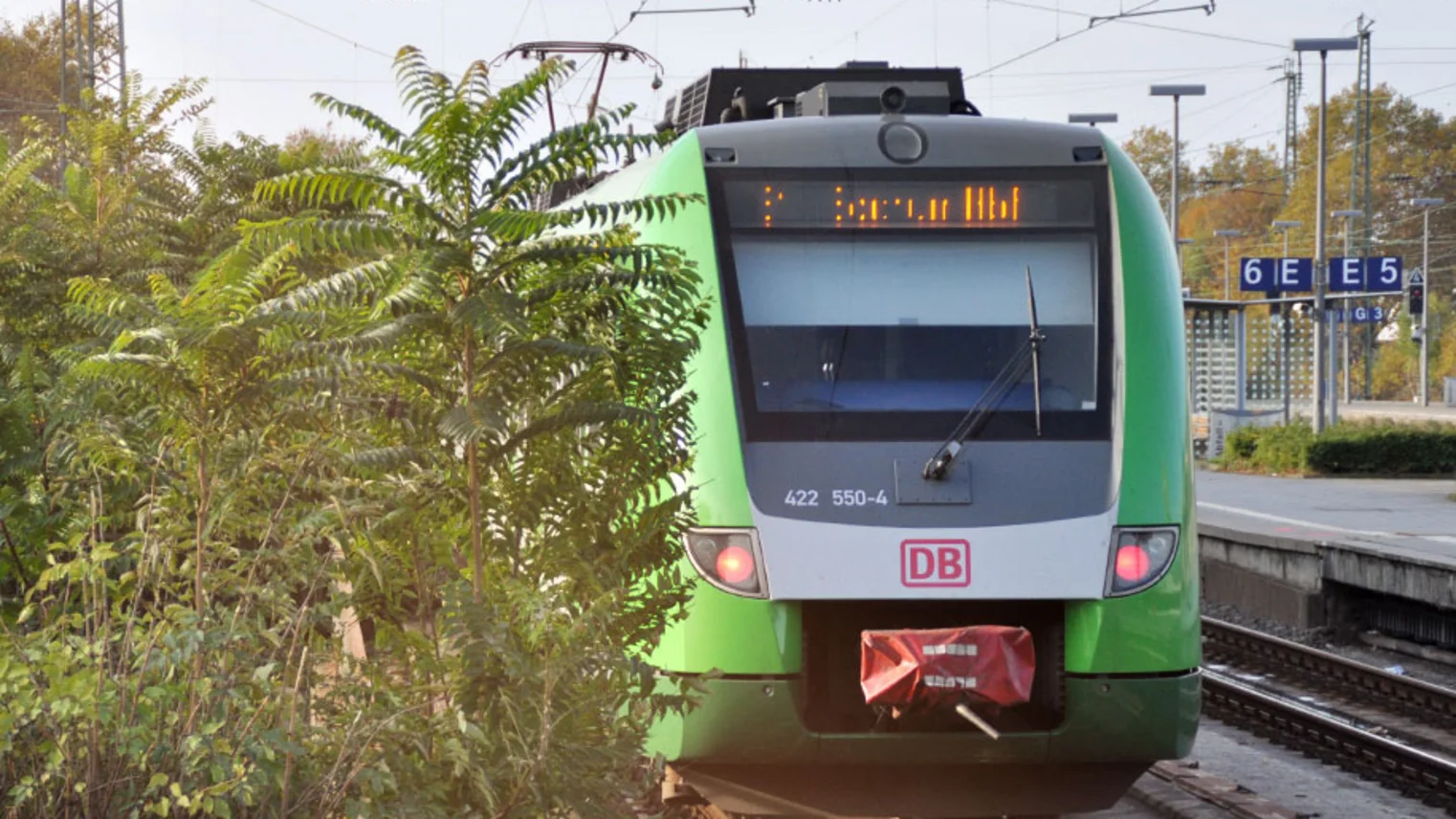 Eine grüne S-Bahn Rhein-Ruhr fährt in einen Bahnhof ein