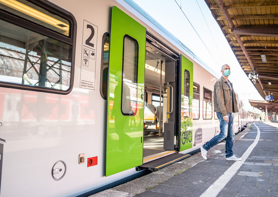 Ein Mann steigt aus dem Zug