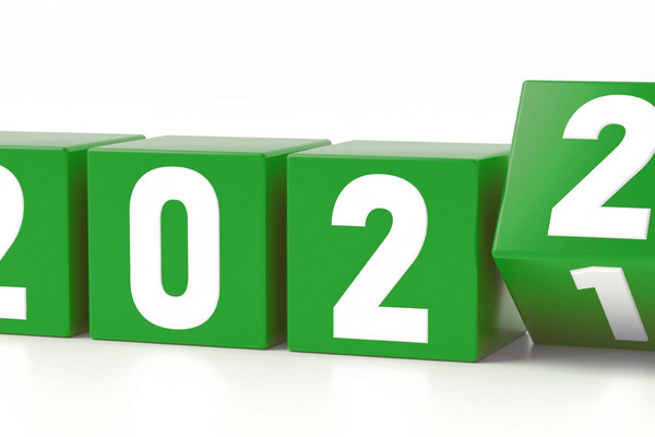 Grüne Würfel mit weißem Schriftzug "2022"