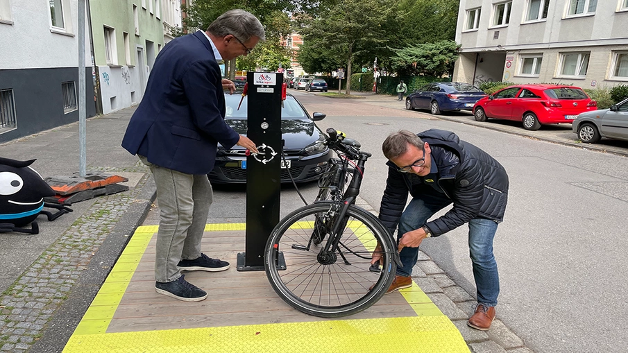 Thomas Westphal und Andreas Meißner testen die Fahrrad-Station