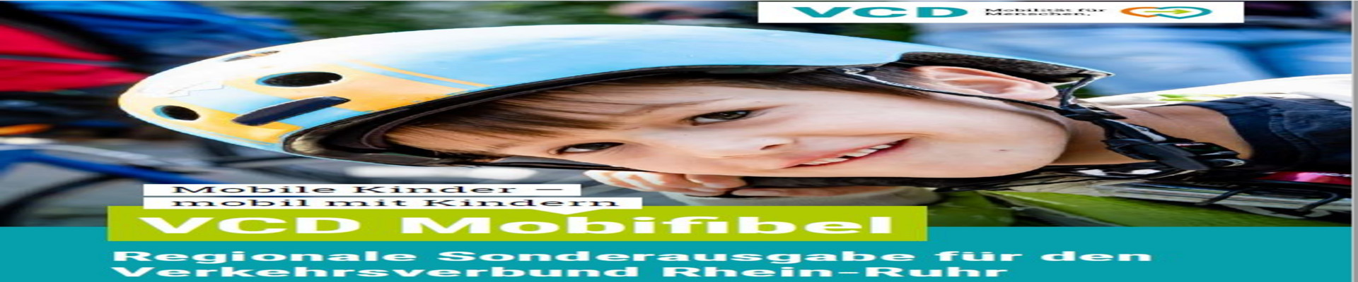 Ein Junge mit einem Fahrradhelm