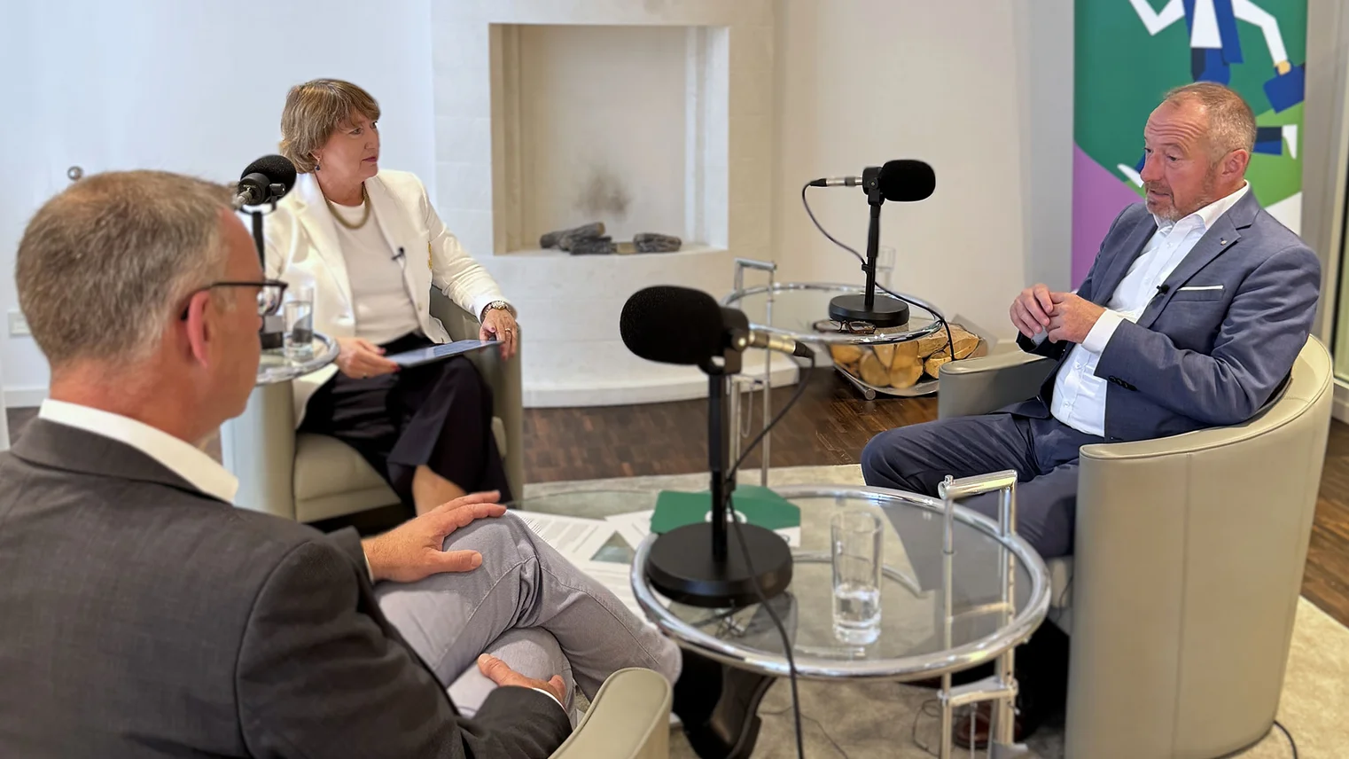 © VRR VRR-Podcast "Die grünen Umschläge": Die drei Gesprächsteilnehmendem im Austausch