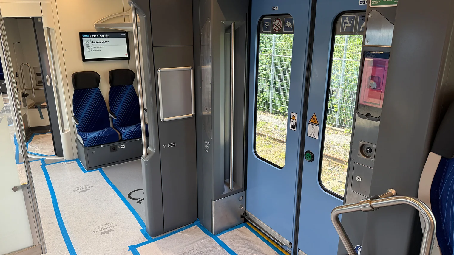 © VRR Vorstellung der BEMU-Fahrzeuge von CAF: Eingangsbereich des Zuges