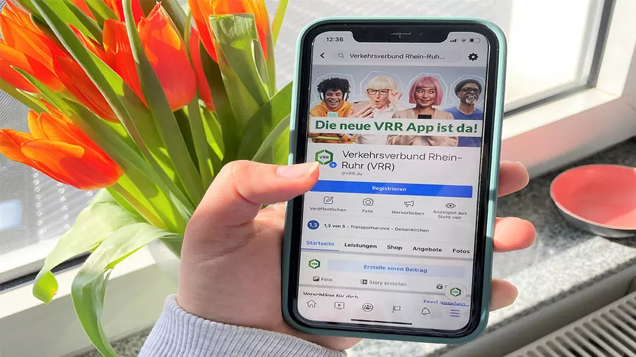 Blick auf ein Smartphone, das eine Person in der Hand hält. Im Display ist die VRR-Facebook-Seite zu sehen.