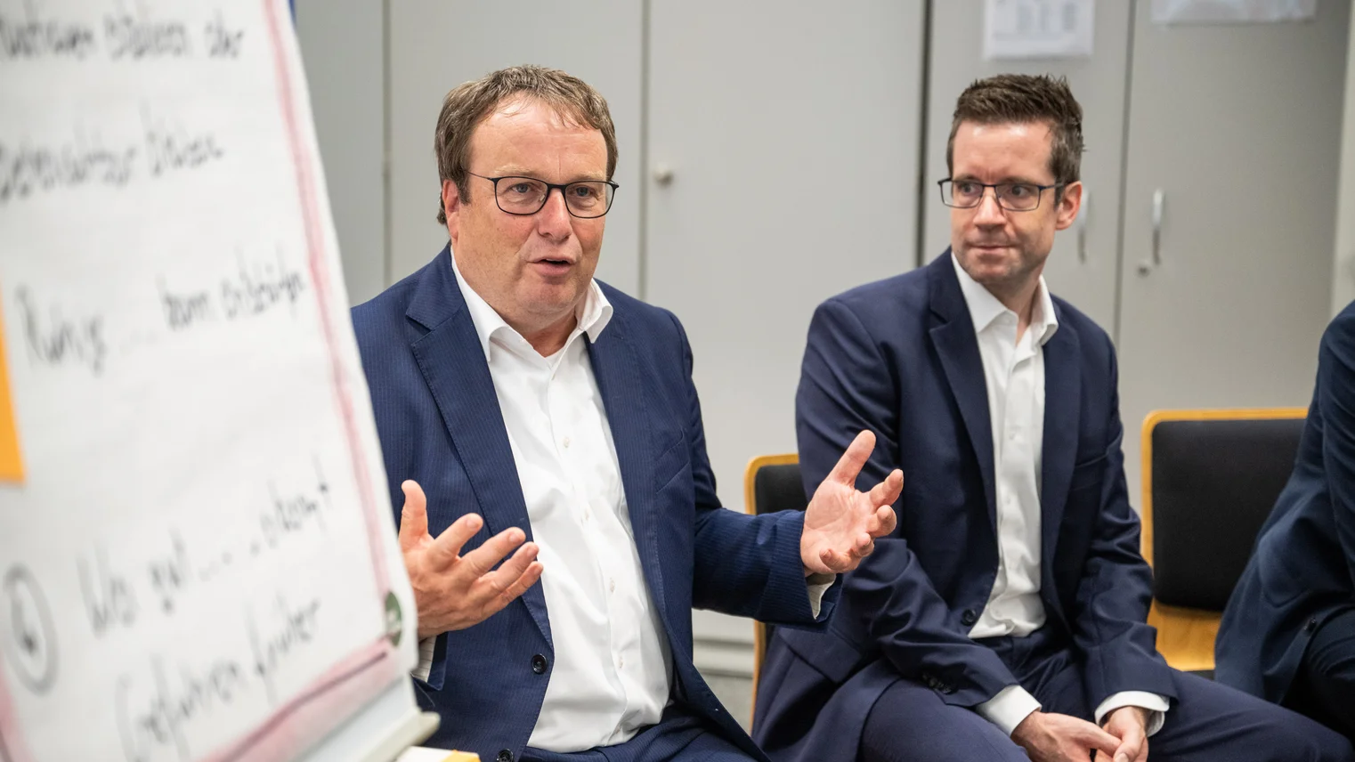 © Pöhnert / IHK Nord Westfalen Verkehrsminister Oliver Krischer und ein weiterer Mann sprechen in die Kamera