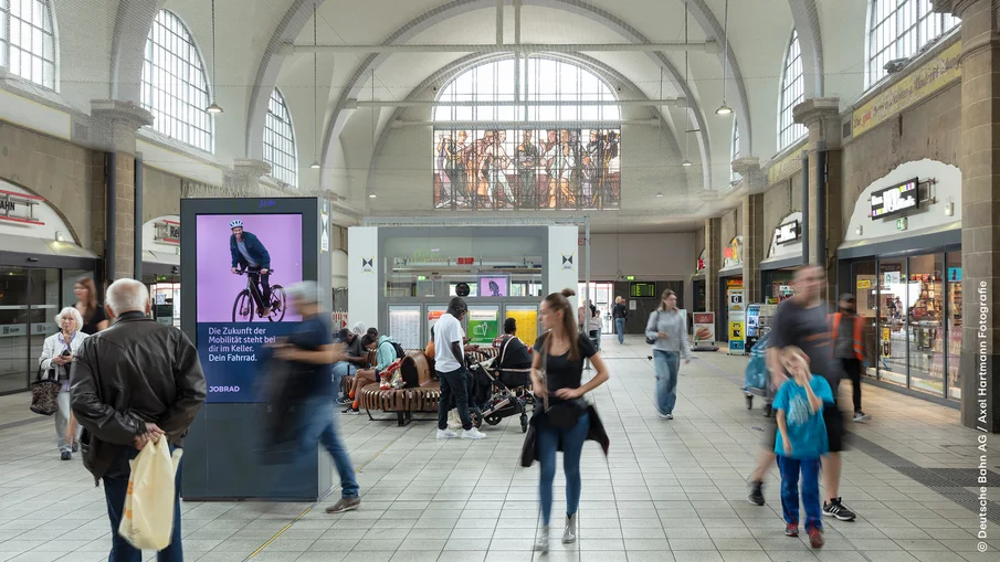 Eingangshalle des Hagener Hauptbahnhofs mit Menschen