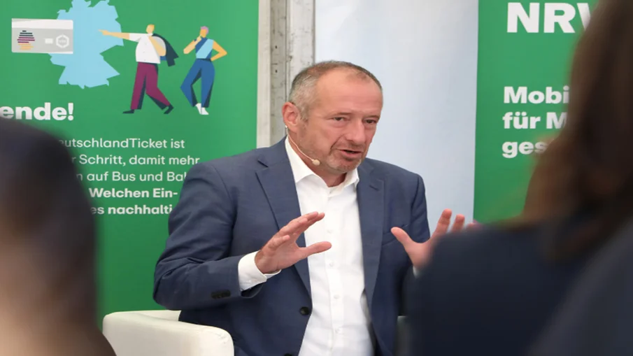 VRR-Vorstandssprecher Oliver Wittke bei der zentralen Eröffnungsfeier zum Tag der Schiene 2024 in Mettmann