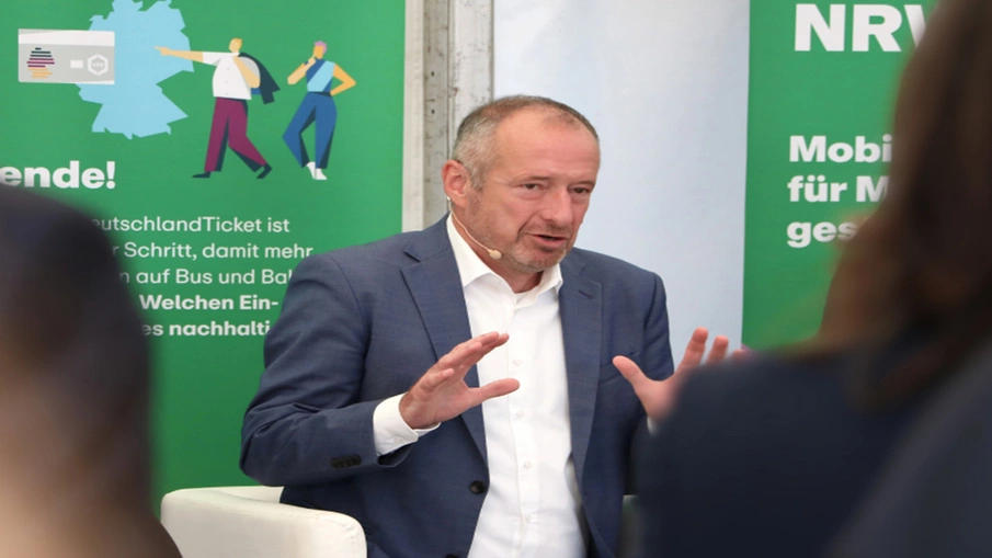 VRR-Vorstandssprecher Oliver Wittke bei der zentralen Eröffnungsfeier zum Tag der Schiene 2024 in Mettmann