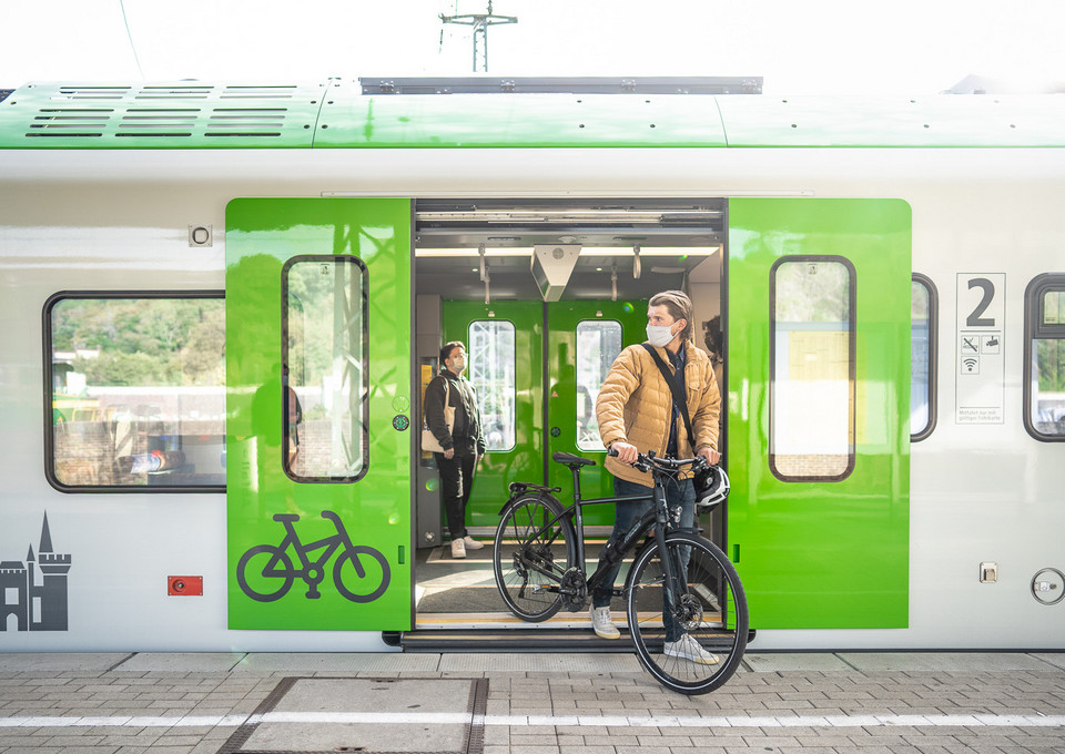 Menschen steigen aus dem Zug