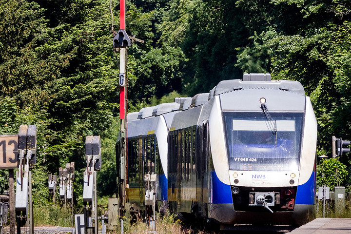 Ein Zug der Linie RE 10 fährt in einen Bahnhof ein