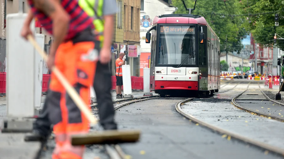 Die U43 der DSW21 an einer Baustelle