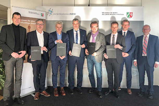 v.l. Personen im Bild: v.l. Hans-Peter Geulen, Geschäftsführer des AVV, Odilo Enkel, Geschäftsführer der WestfalenTarif GmbH, Michael Vogel, Geschäftsführer des NVR, Ronald R.F. Lünser, Vorstandssprecher des VRR, Joachim Künzel, Geschäftsführer des NWL, Christoph Mentz, Mentz GmbH, Dr. Dirk Günnewig, Abteilungsleiter Grundsatzangelegenheiten der Mobilität, Digitalisierung und Vernetzung im NRW-Verkehrsministerium, Dr. Hans-Joachim Mentz, Mentz GmbH