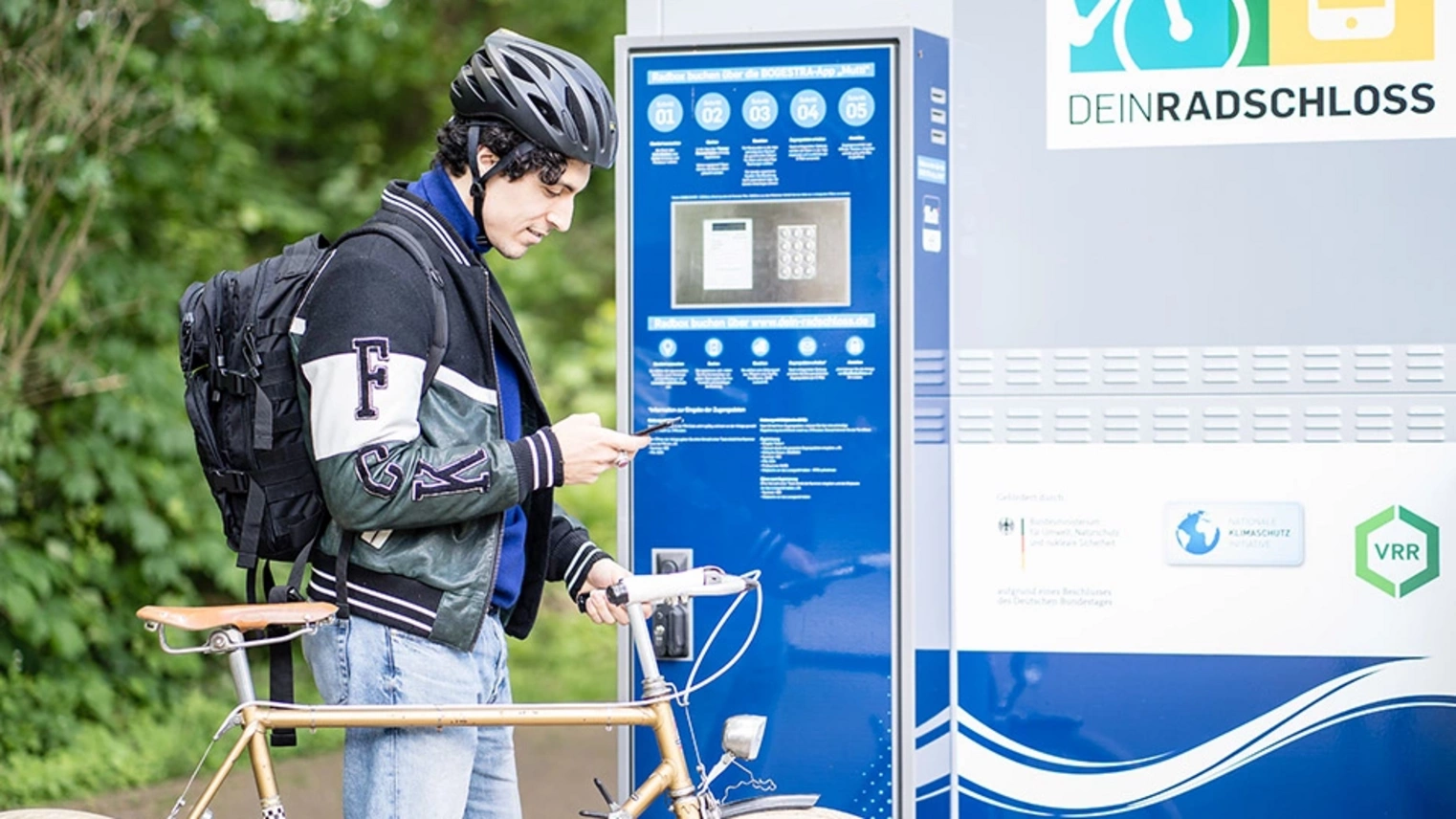 Ein Mann mit Fahrrad bucht eine DeinRadschloss-Box