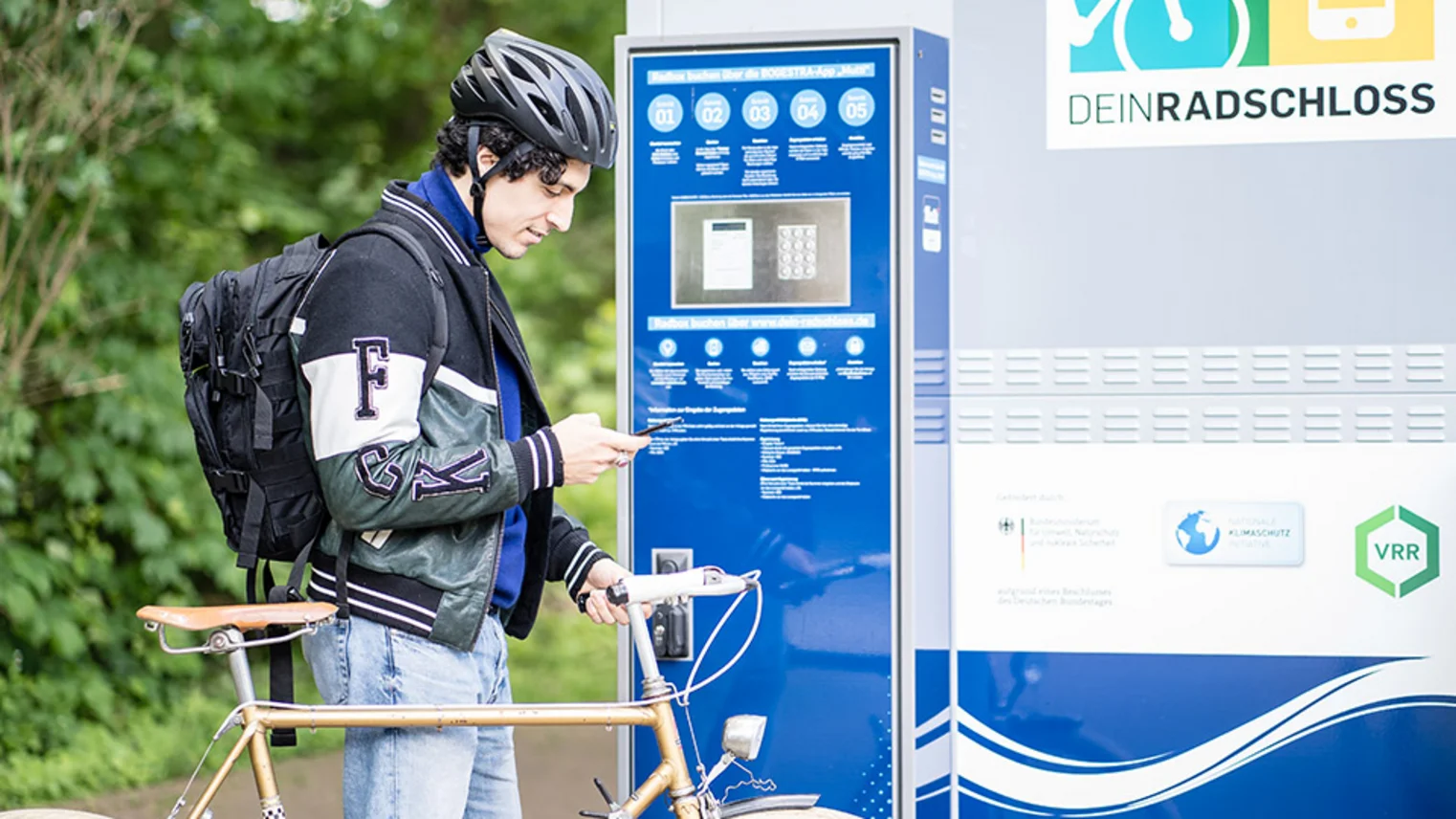 Ein Mann mit Fahrrad bucht eine DeinRadschloss-Box