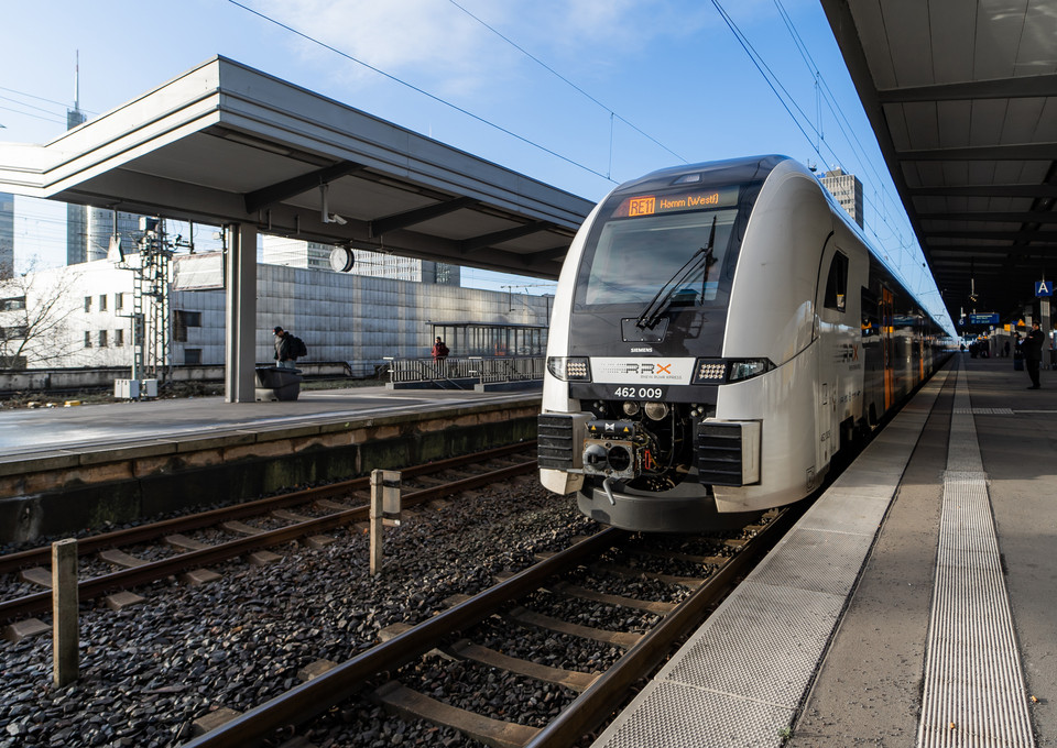 Ein Rhein-Ruhr-Express am Bahnhof stehend.