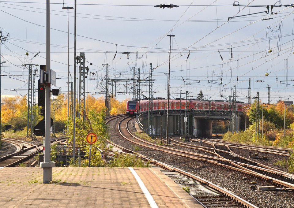 Ein roter Zug über eine Eisenbahn-Brücke fahrend