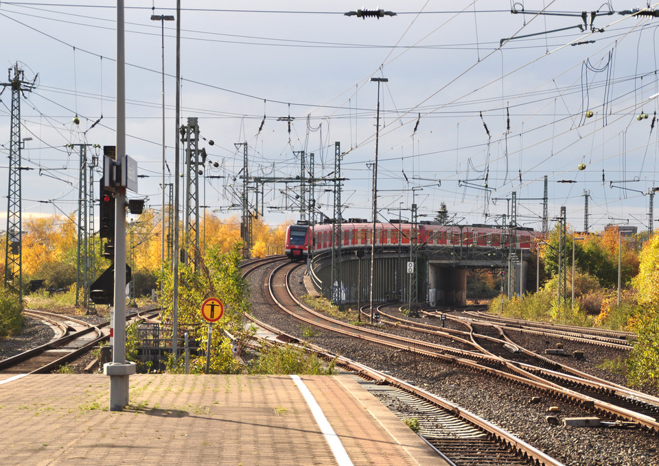 Ein roter Zug über eine Eisenbahn-Brücke fahrend