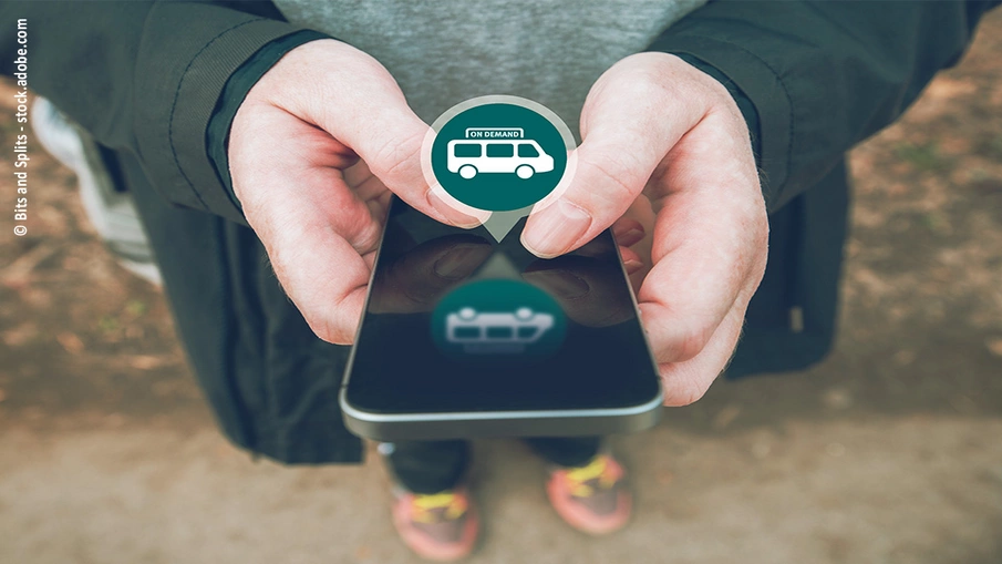 Eine Person hält ihr Smartphone in den Händen